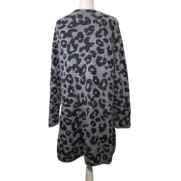 AUGUST SILK Women's Medium light gray animal print fuzzy long length cardigan - Picture 6 of 10